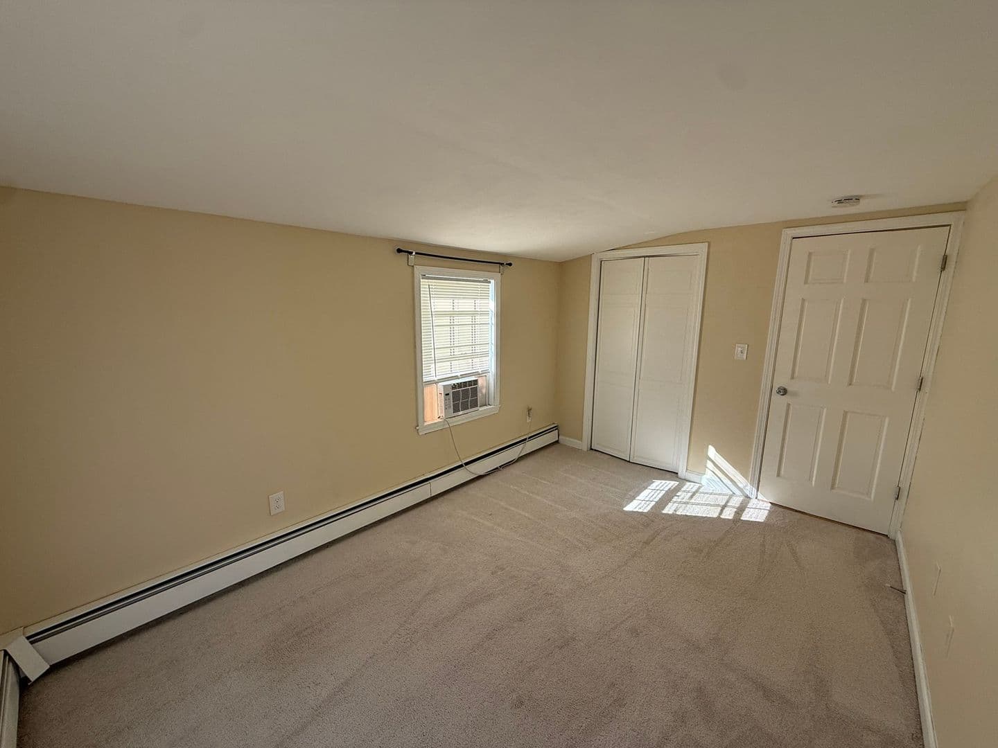 East Hartford House: 633 Oak St
