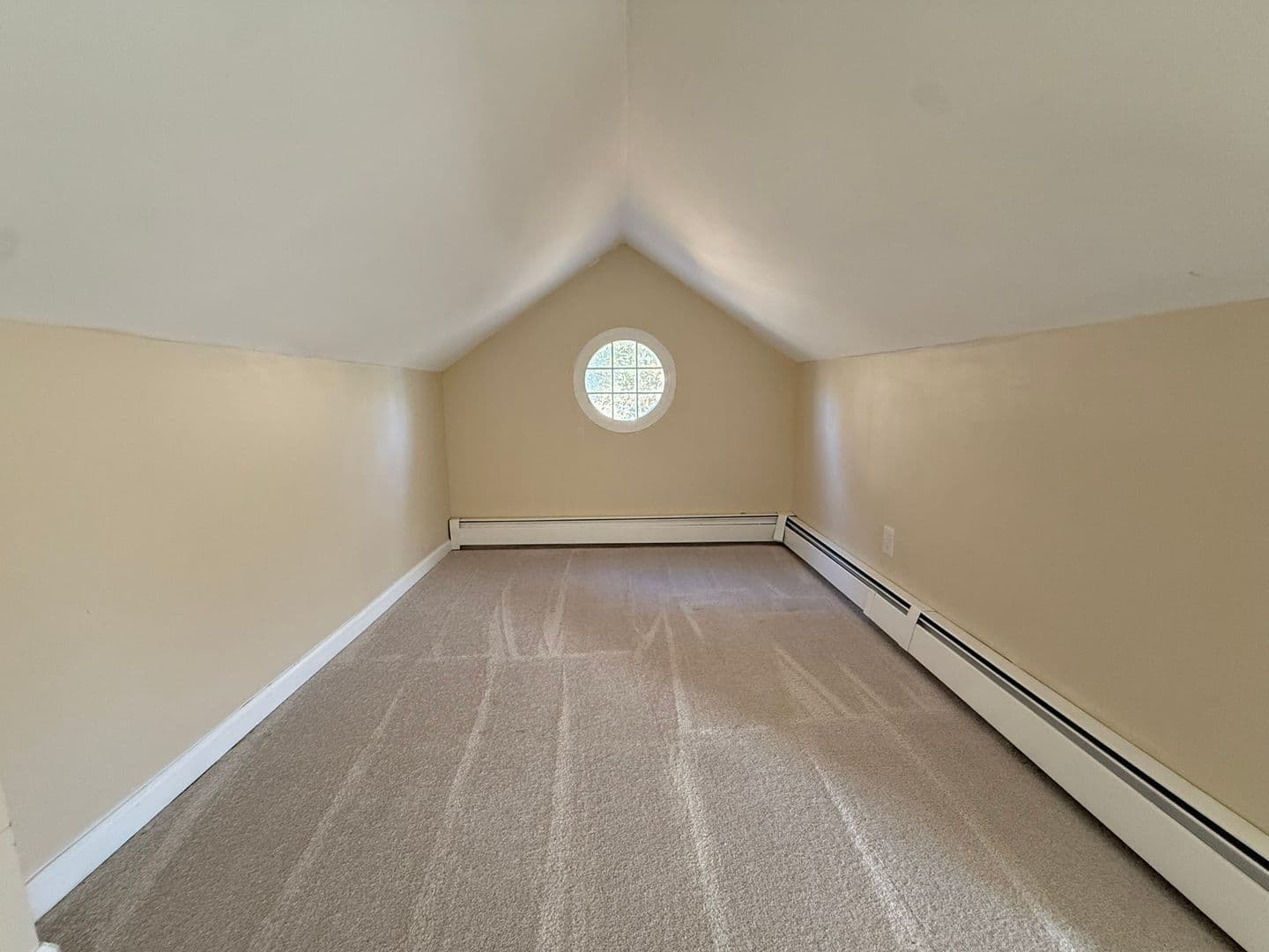 East Hartford House: 633 Oak St