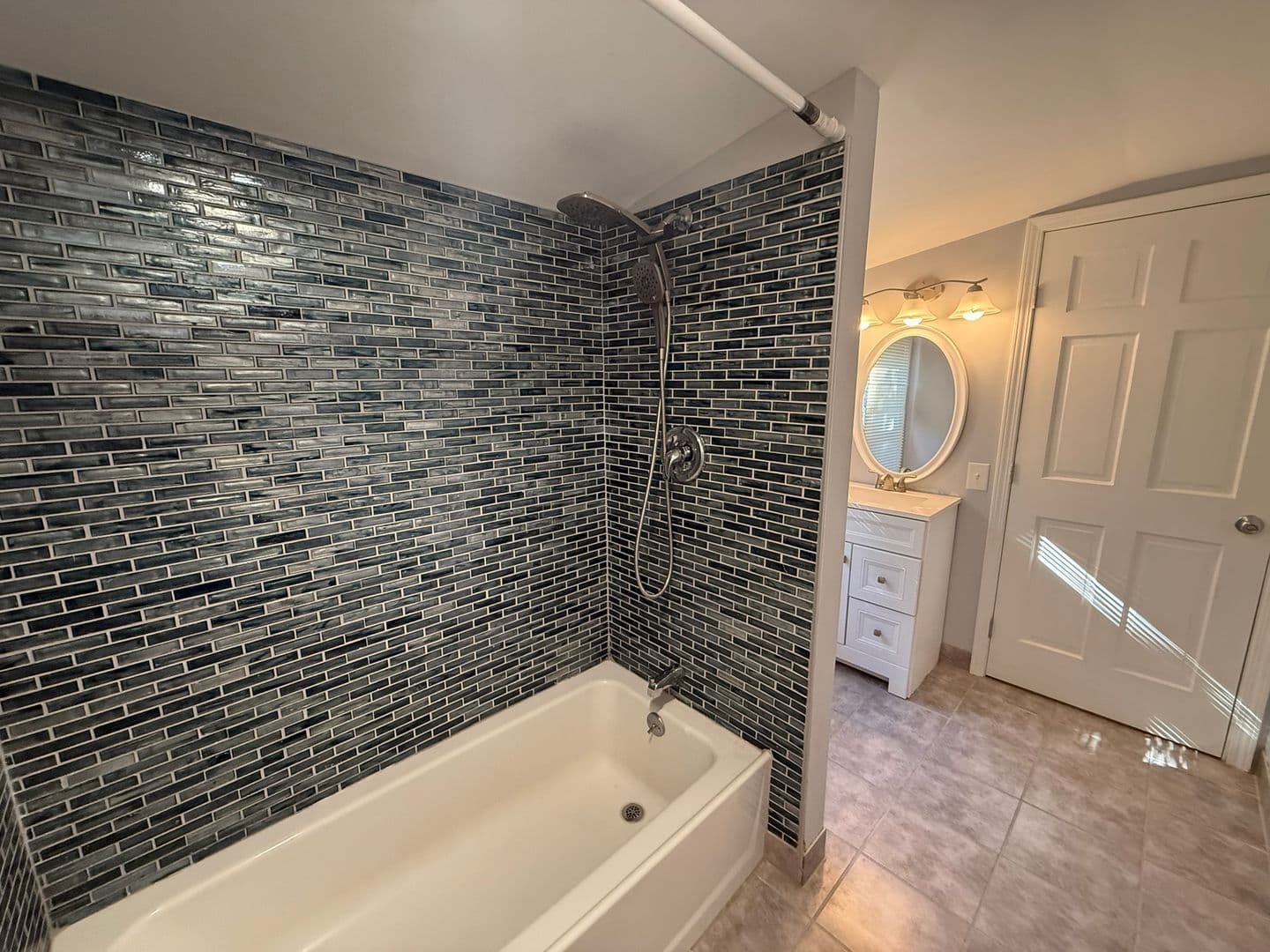 East Hartford House: 633 Oak St