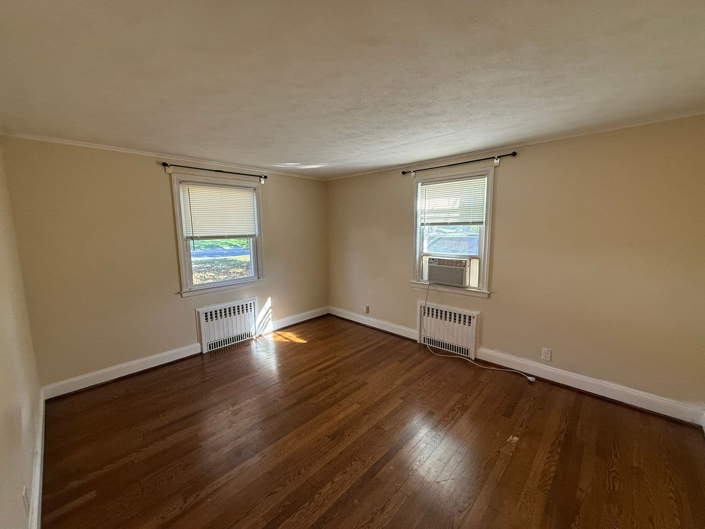 East Hartford House: 633 Oak St