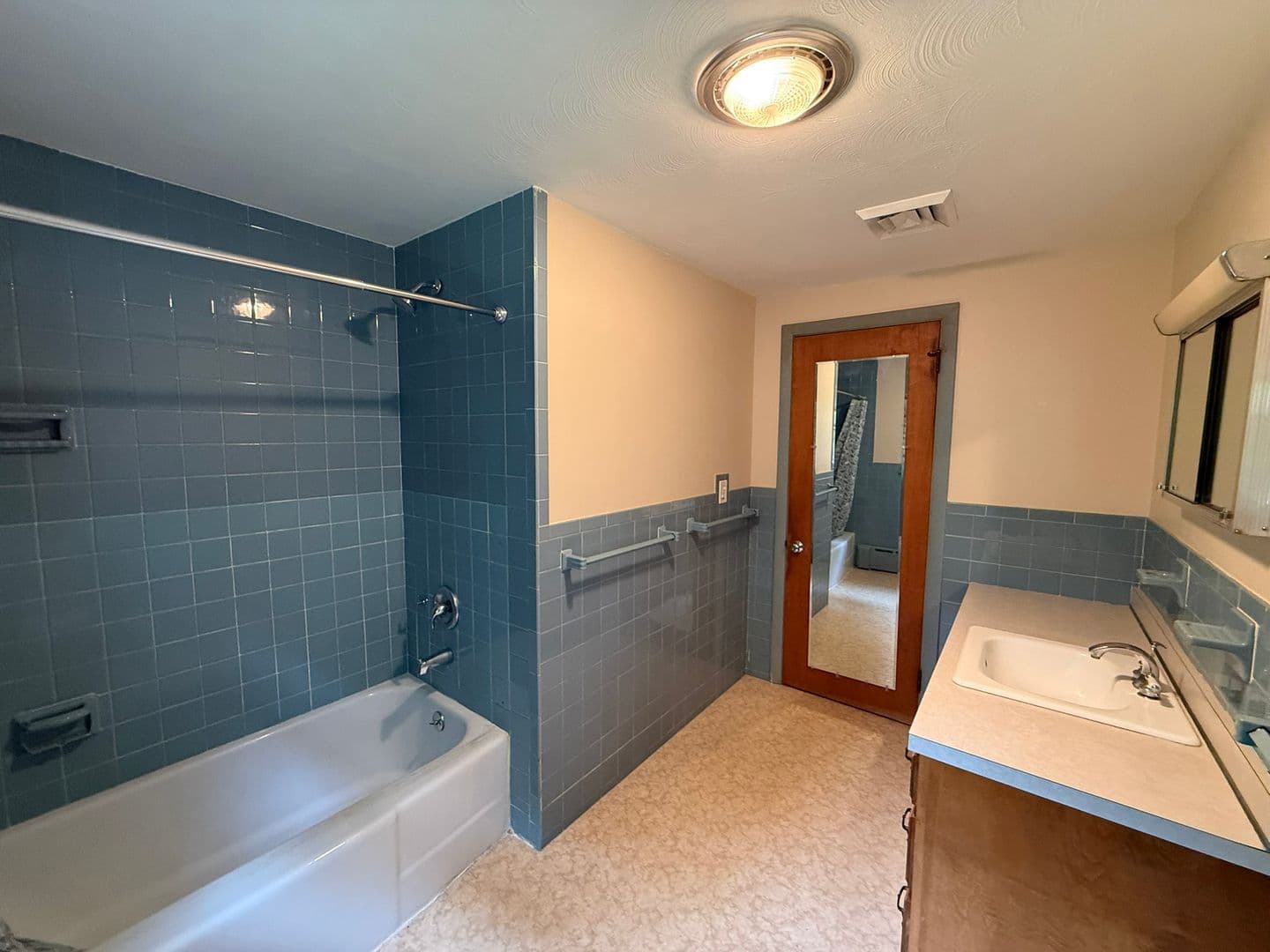Broad Brook House: 117 Depot St