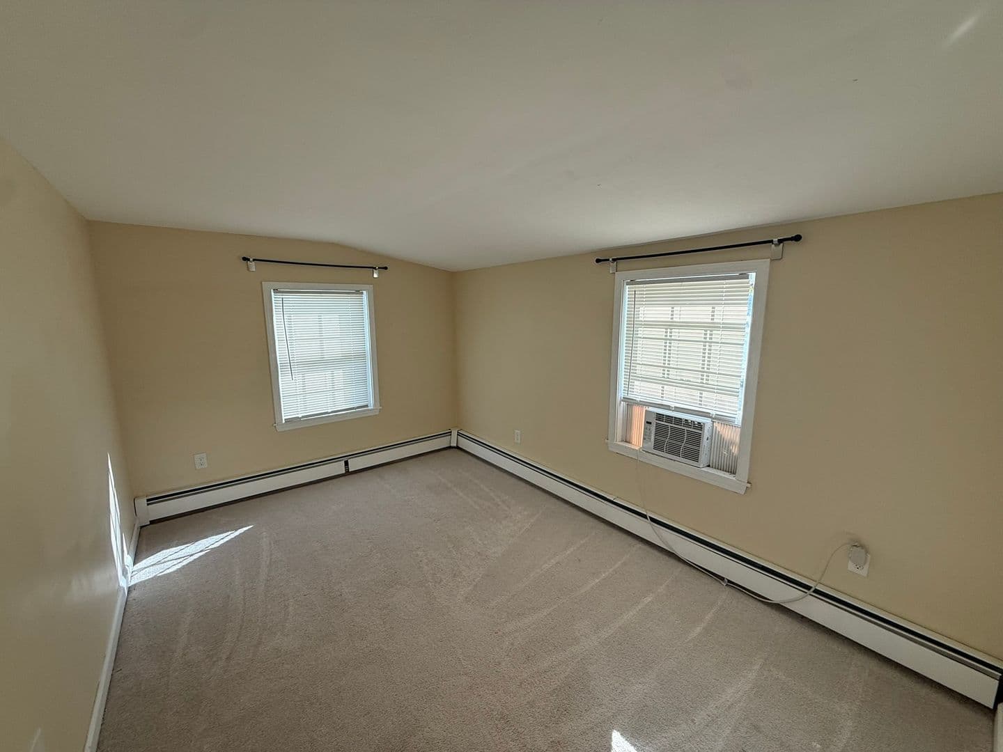 East Hartford House: 633 Oak St