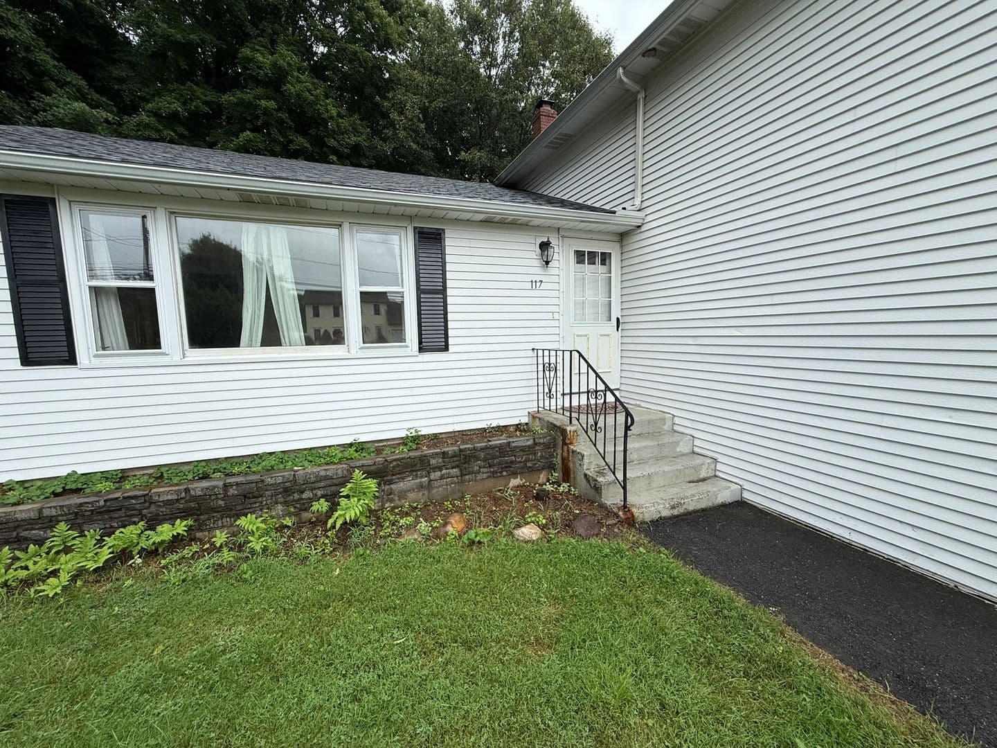 Broad Brook House: 117 Depot St