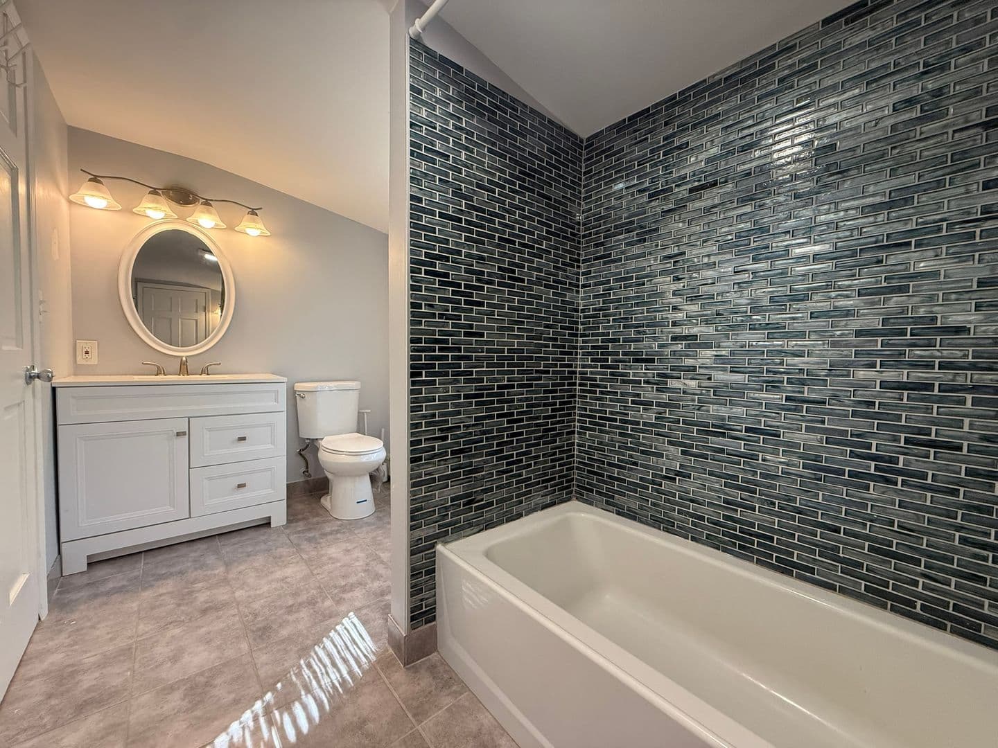 East Hartford House: 633 Oak St