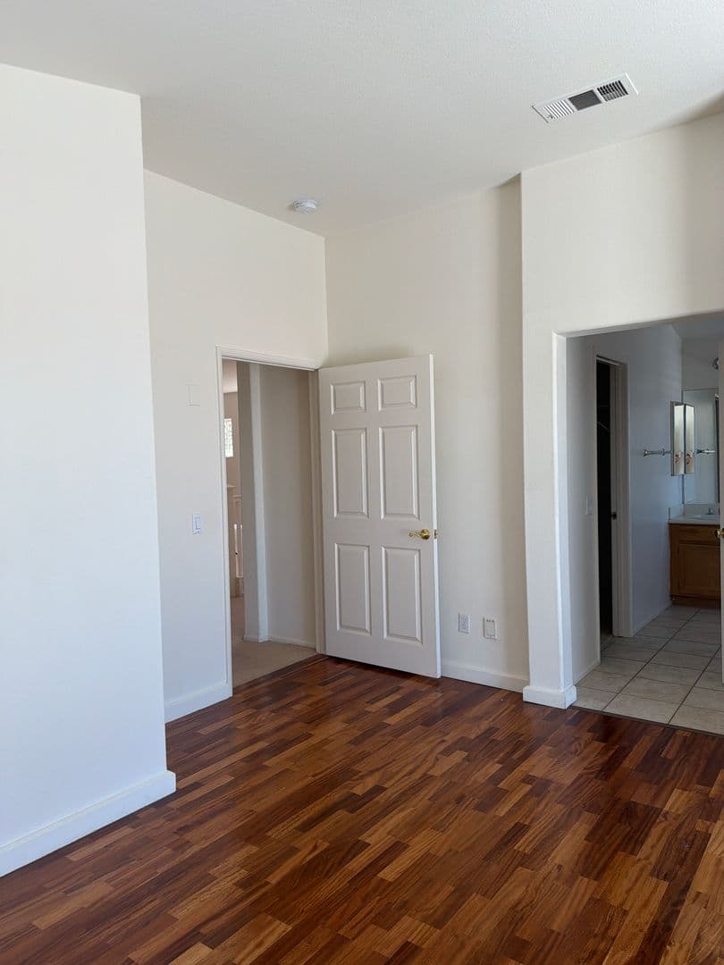 Santa Clarita Apartment: 27705 Thalia Lane
