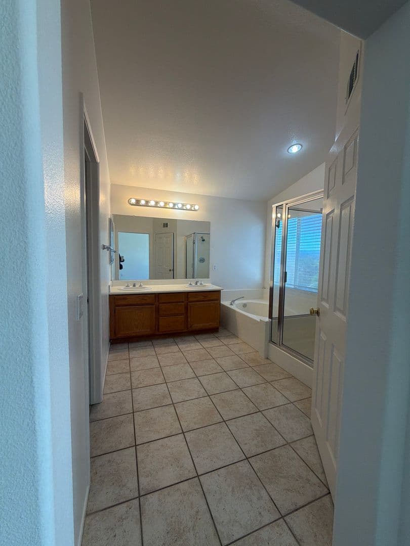 Santa Clarita Apartment: 27705 Thalia Lane