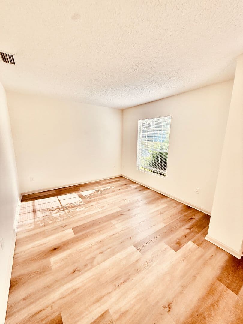 Palm Bay House: 3206 SE Tarpon Ave
