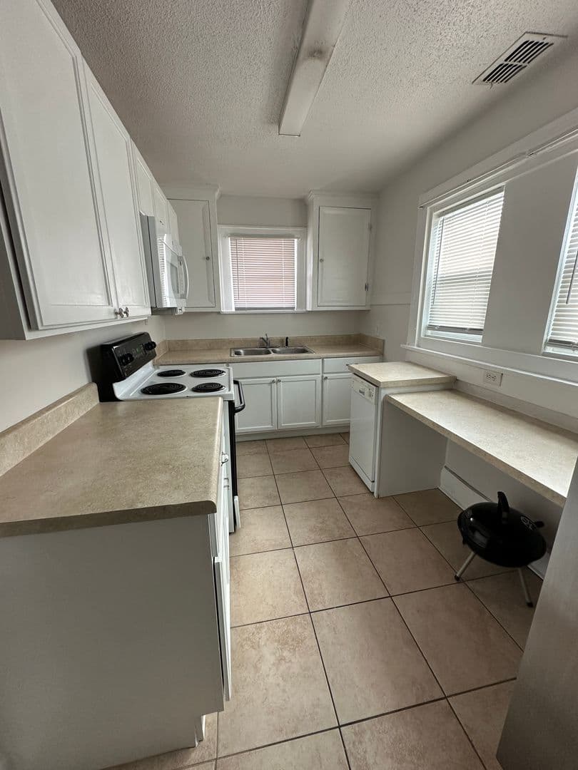 Winter Haven House: 136 Avenue C NE