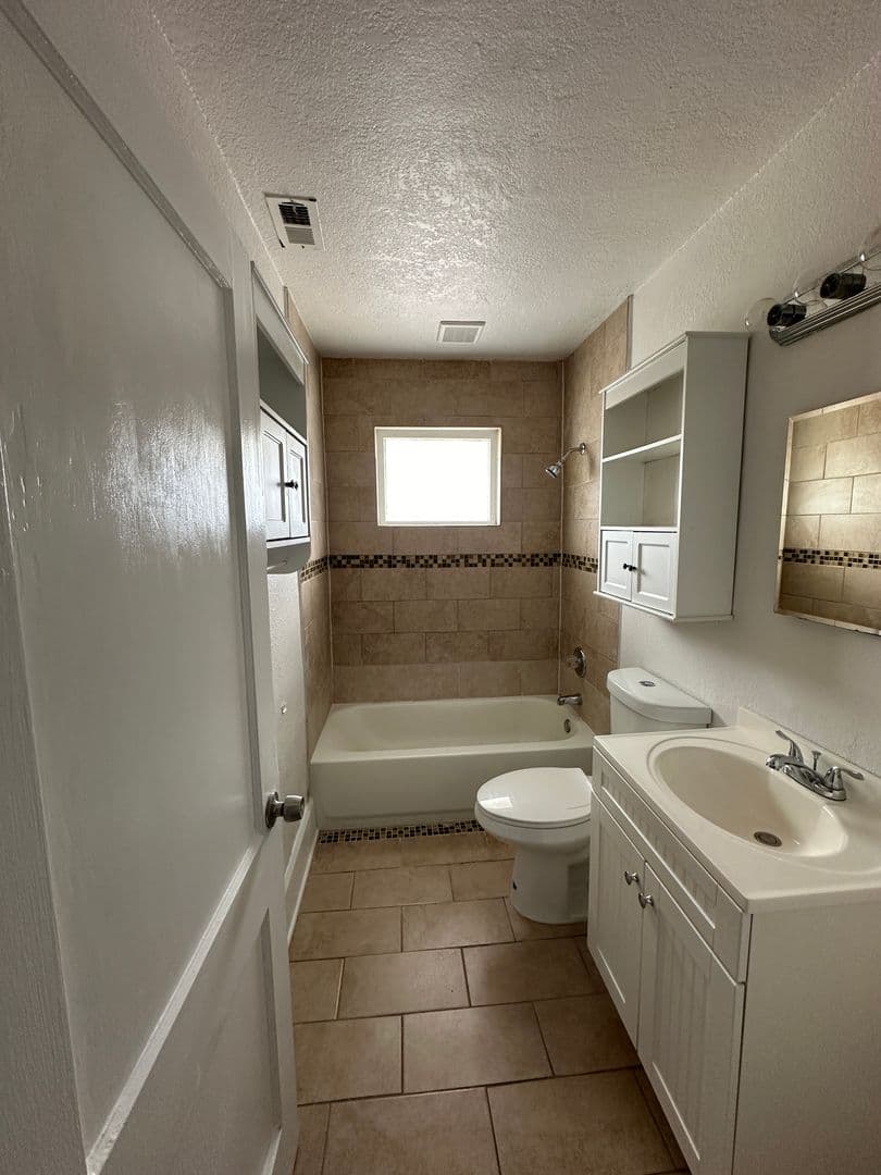 Winter Haven House: 136 Avenue C NE