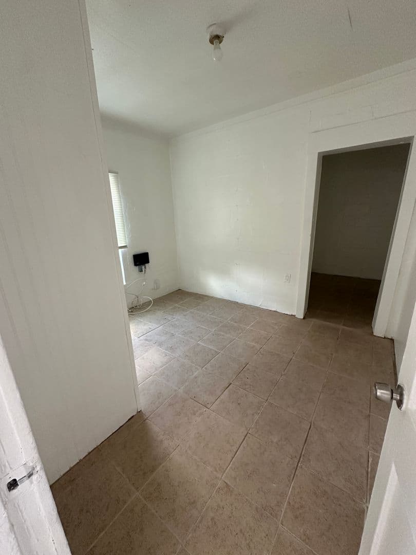 Winter Haven House: 823 Ave R NE