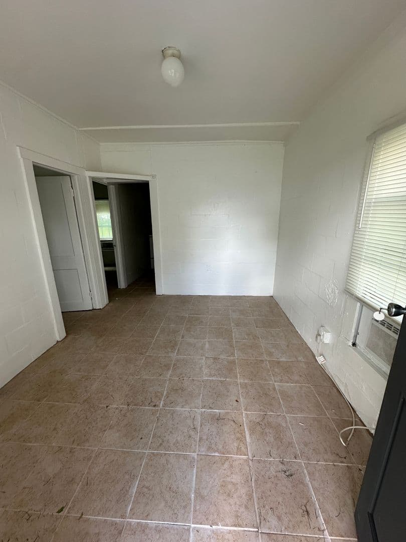 Winter Haven House: 823 Ave R NE