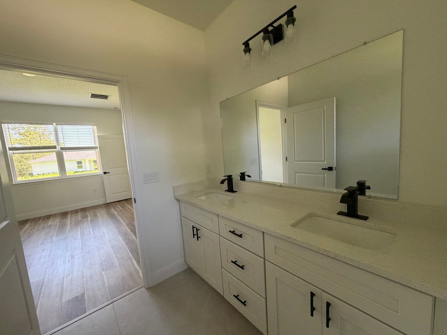 Dunnellon House: 1852 W Quaker LN