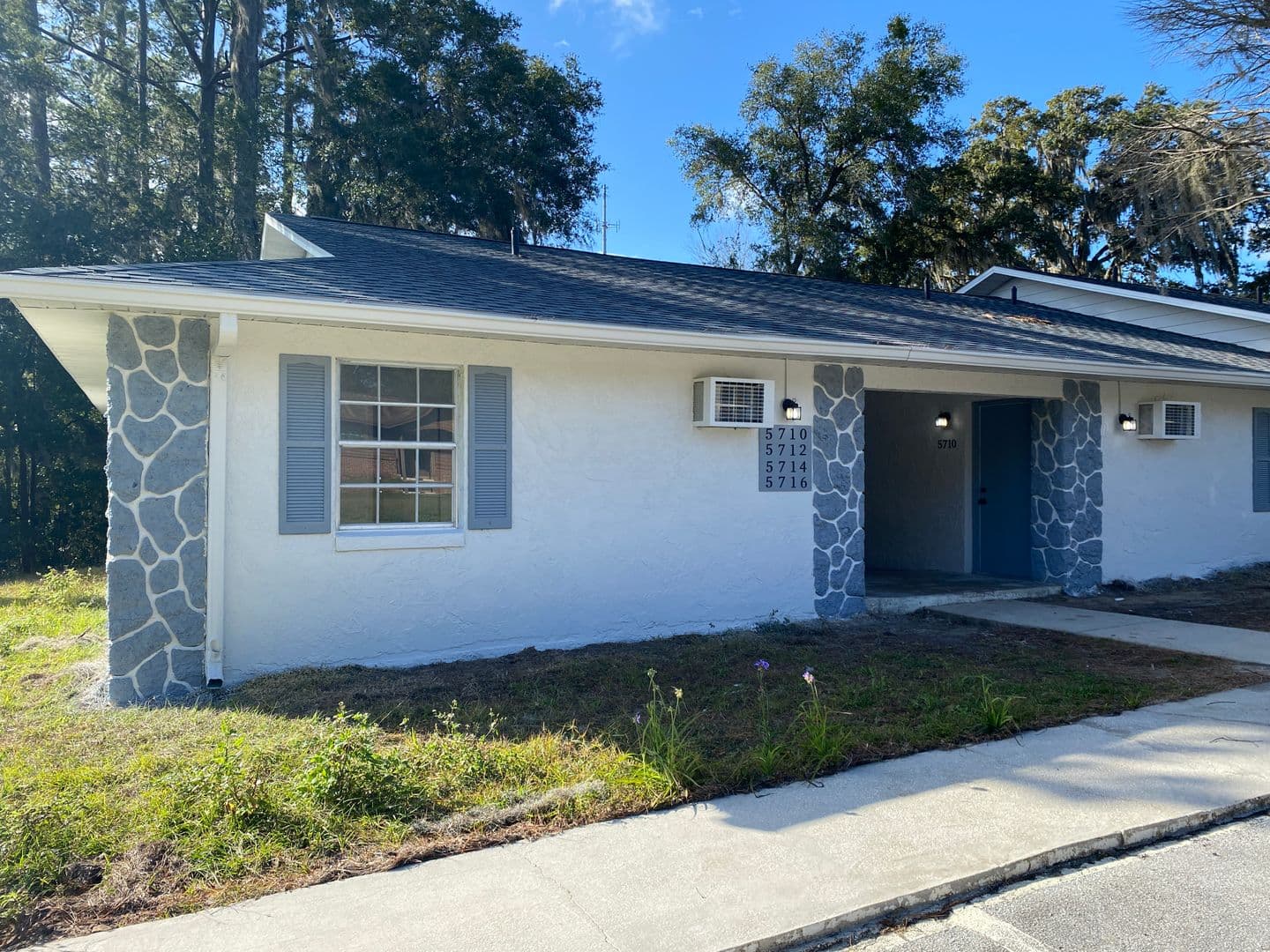 Belleview Apartment: 5702 SE 116th St