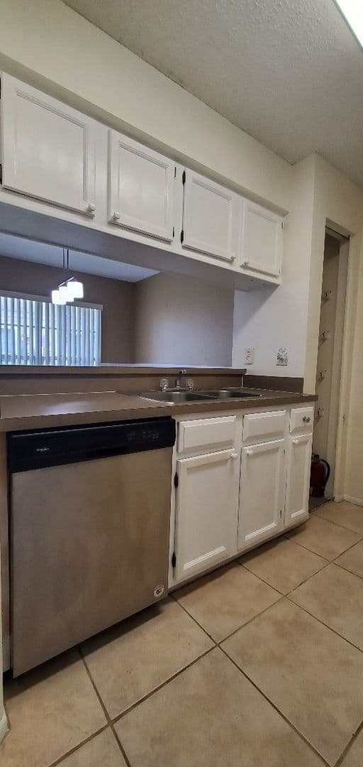 Brandon House: 337 Kensington Lake Cir