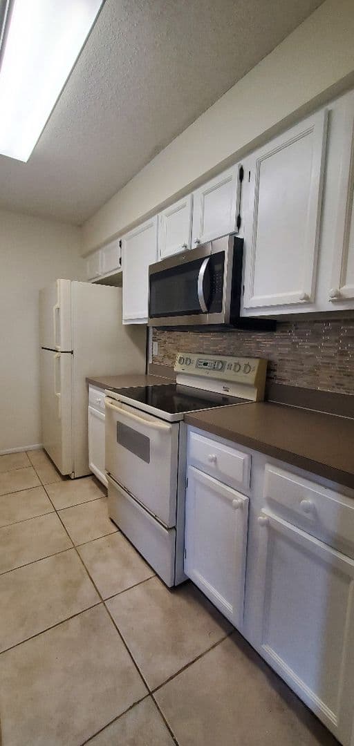 Brandon House: 337 Kensington Lake Cir