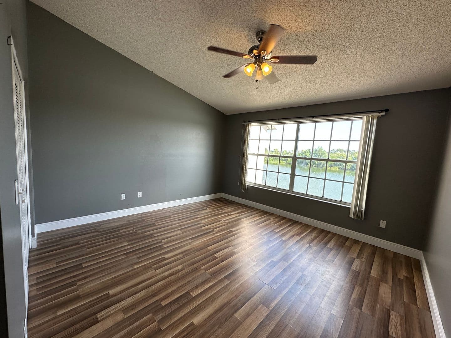 Brandon House: 413 Kensington Lake Cir