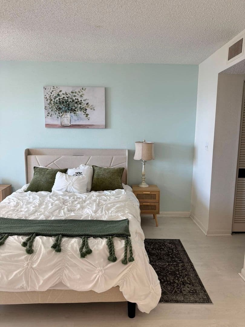 St. Petersburg House: 4550 Cove Cir Apt 507