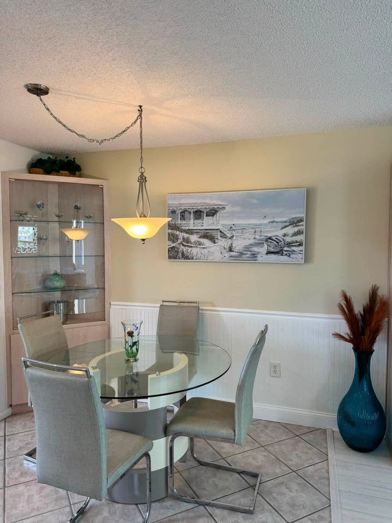 St. Petersburg House: 4550 Cove Cir Apt 507