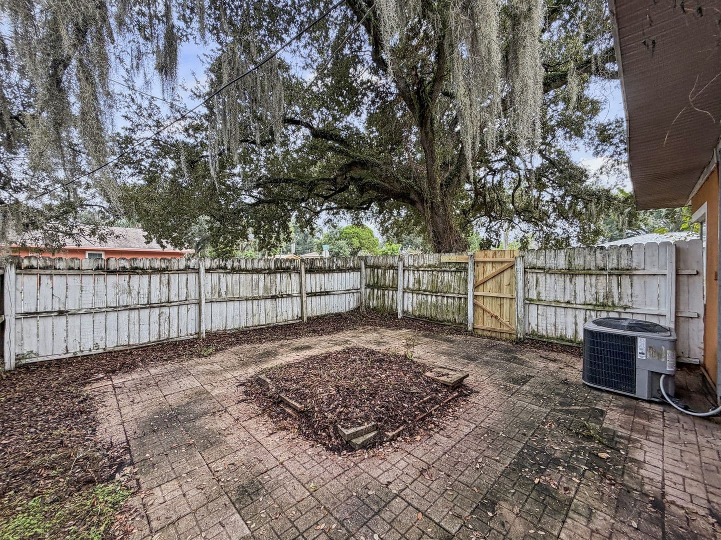 Tampa House: 8406 N 20th St