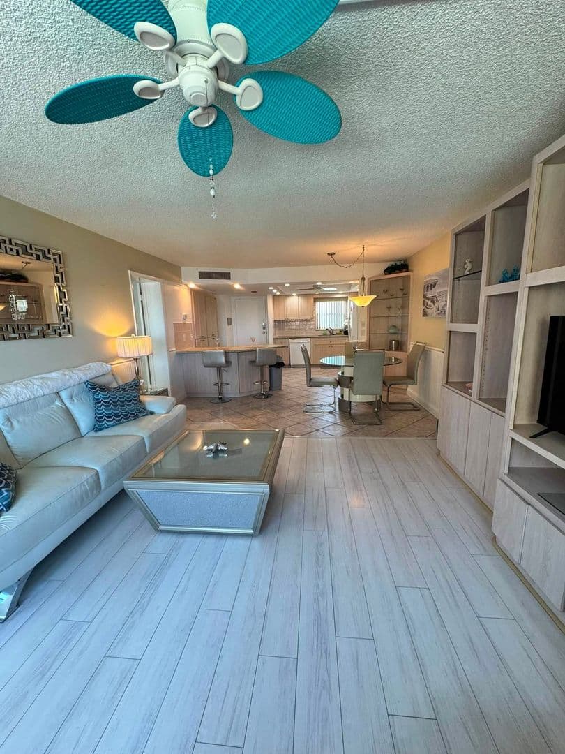 St. Petersburg House: 4550 Cove Cir Apt 507