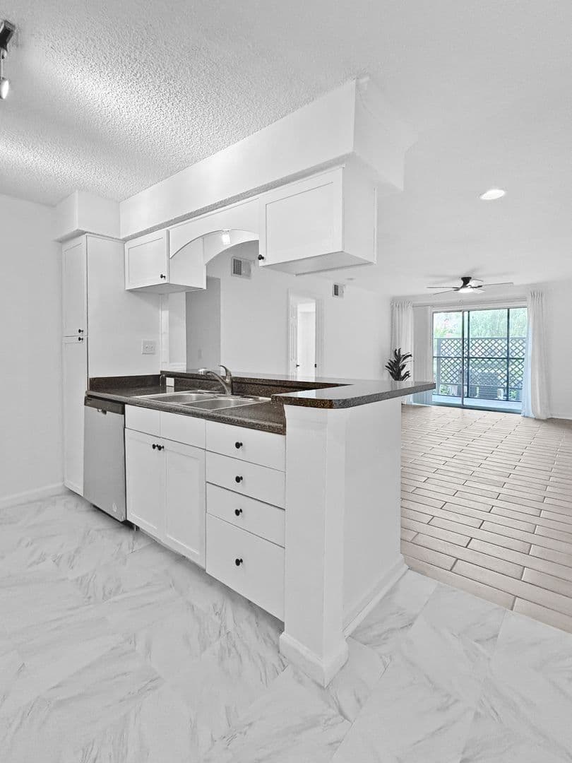 Clearwater Condo: 2500 Winding Creek Blvd APT G106