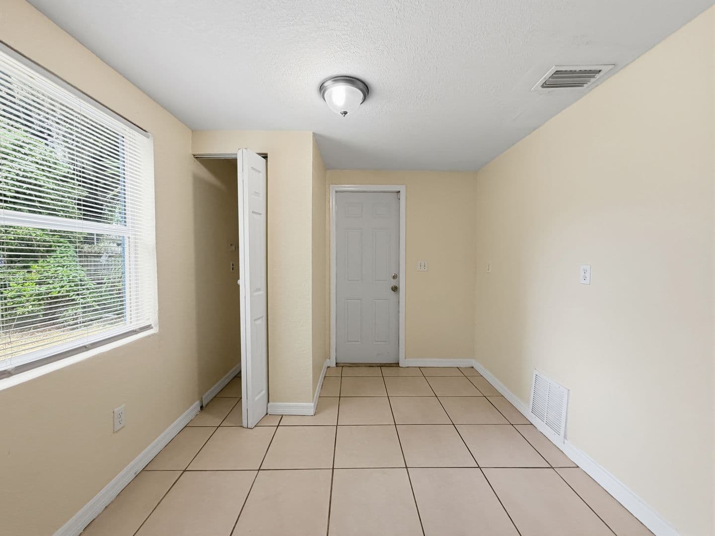 Tampa House: 8620 N Mulberry St