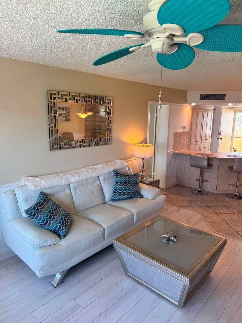 St. Petersburg House: 4550 Cove Cir Apt 507