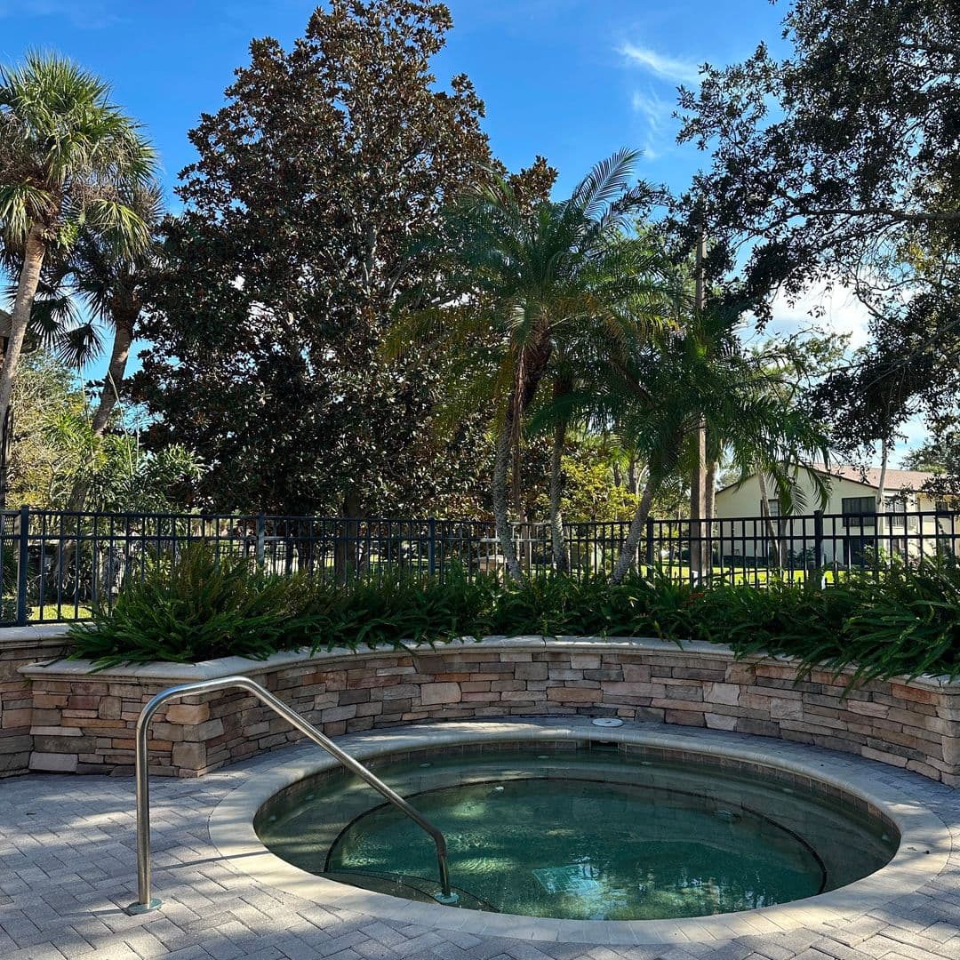 Clearwater Condo: 2500 Winding Creek Blvd APT G106