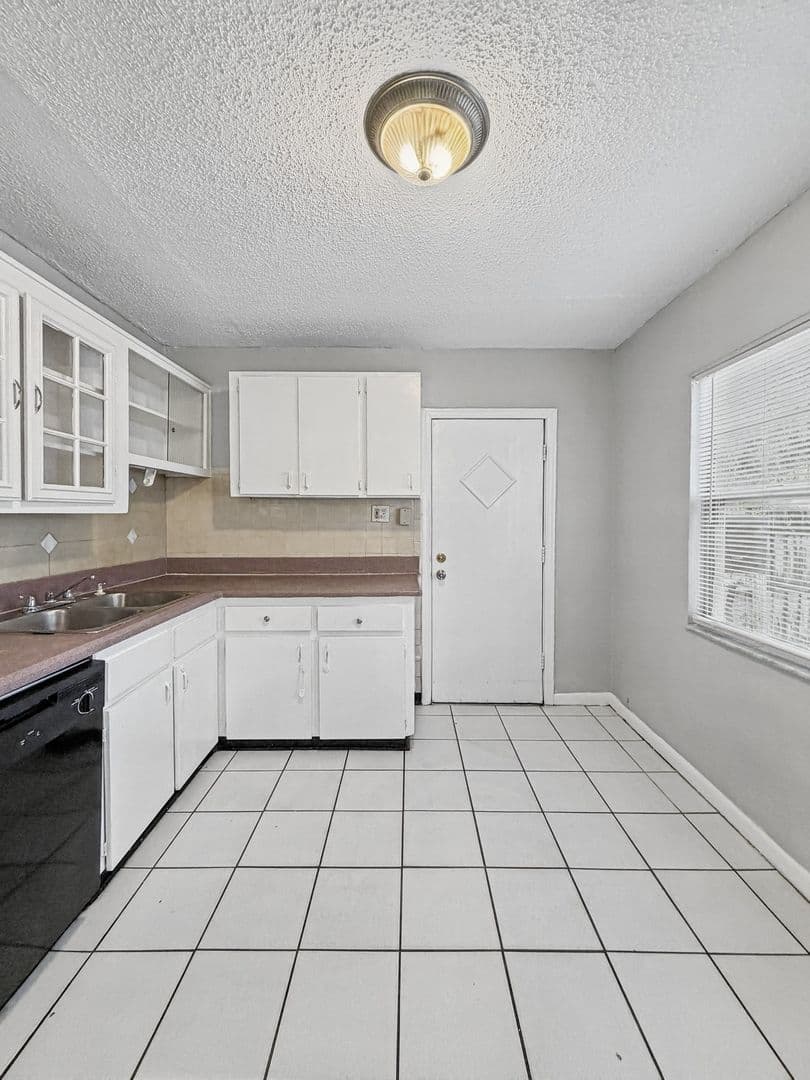 Tampa House: 8406 N 20th St