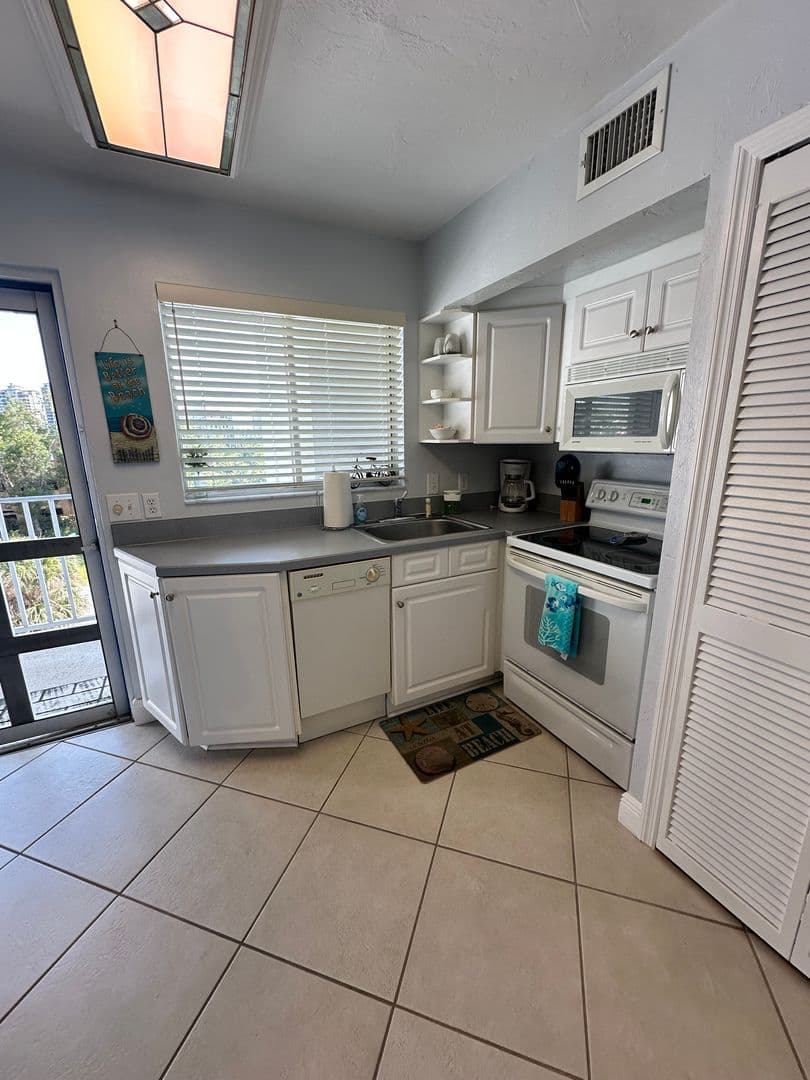 Naples House: 377 Vanderbilt Beach Road