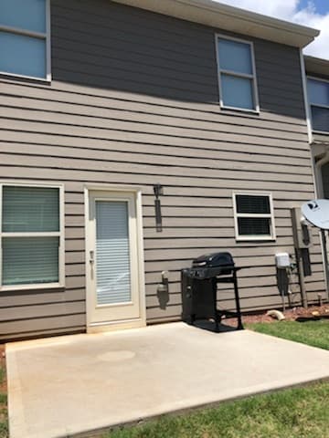 Kennesaw House: 3337 Blue Springs Walk NW