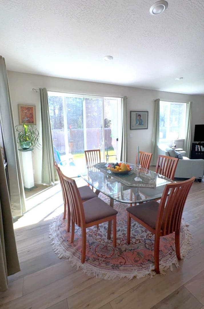 Hayden House: 833 E Burdock Loop