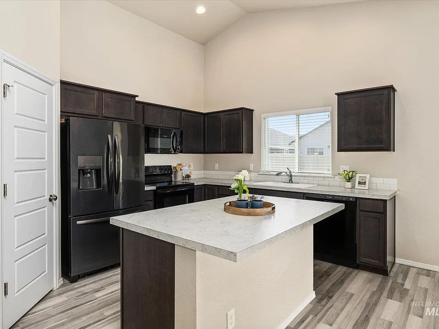 Star House: 11887 W Box Canyon St