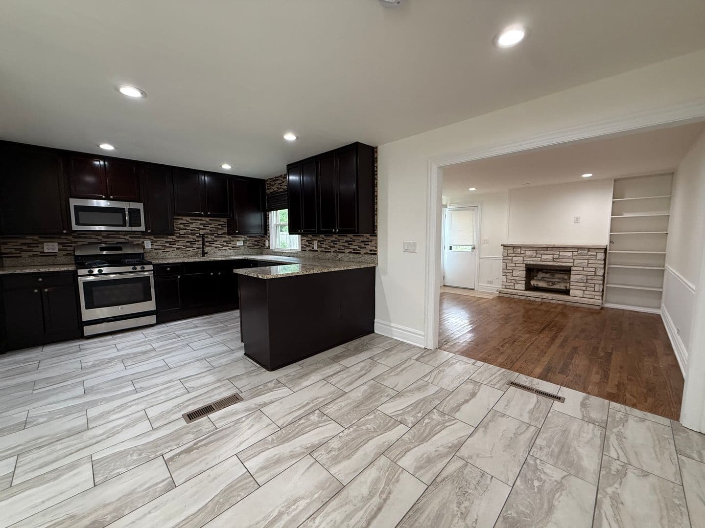 Glenview House: 542 Cherry Ln,