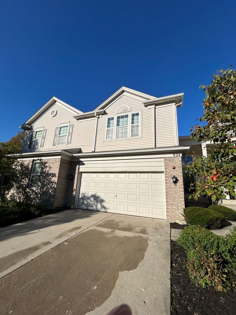 Streamwood Townhome: 924 Elizabeth Dr