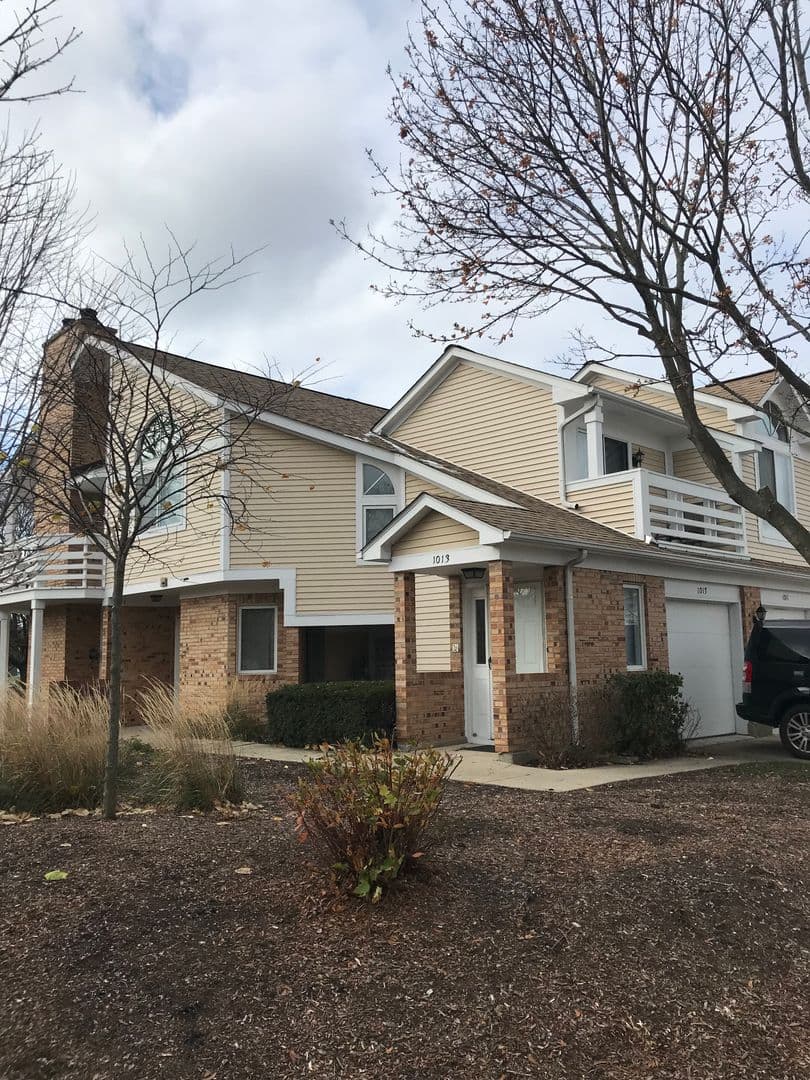 Buffalo Grove House: 1013 Courtland Drive