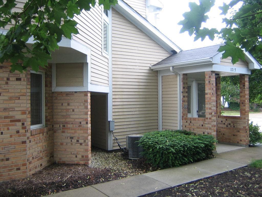 Buffalo Grove House: 1013 Courtland Drive