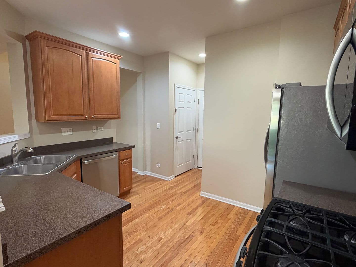 Streamwood Townhome: 924 Elizabeth Dr