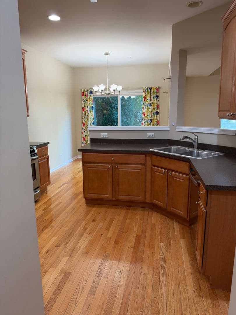 Streamwood Townhome: 924 Elizabeth Dr