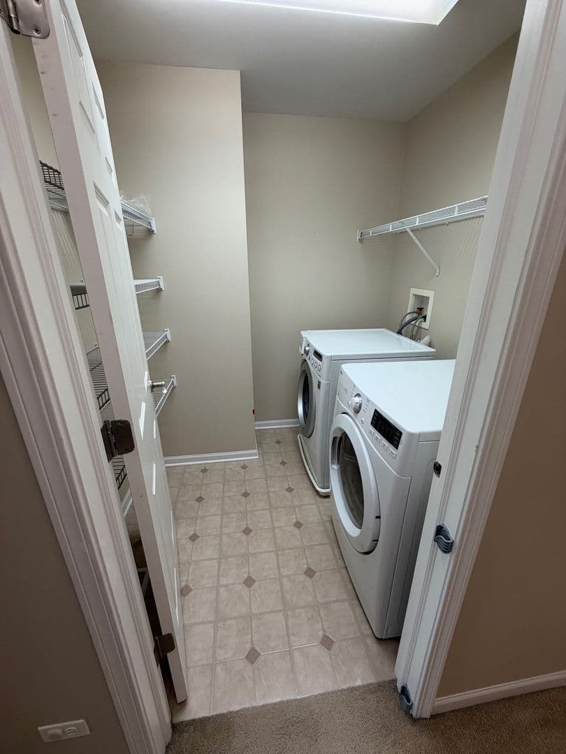 Streamwood Townhome: 924 Elizabeth Dr