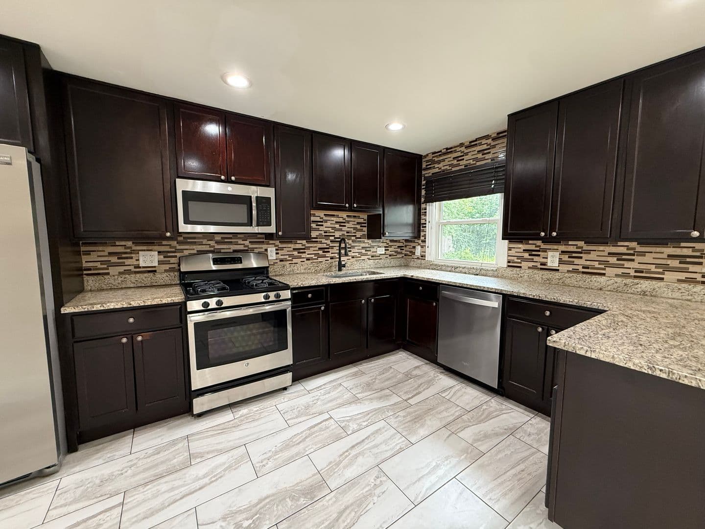 Glenview House: 542 Cherry Ln,