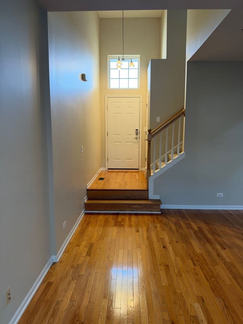 Streamwood Townhome: 924 Elizabeth Dr