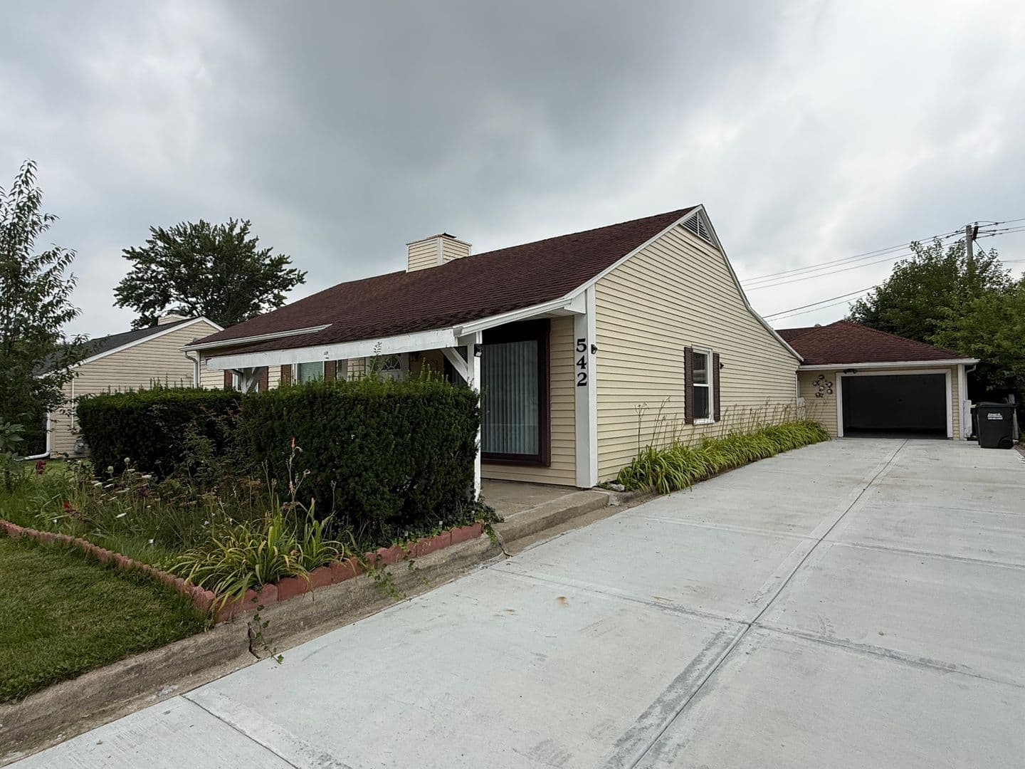 Glenview House: 542 Cherry Ln,