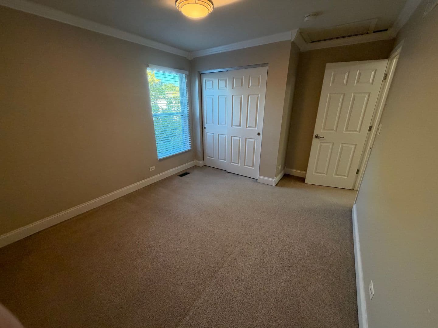 Streamwood Townhome: 924 Elizabeth Dr