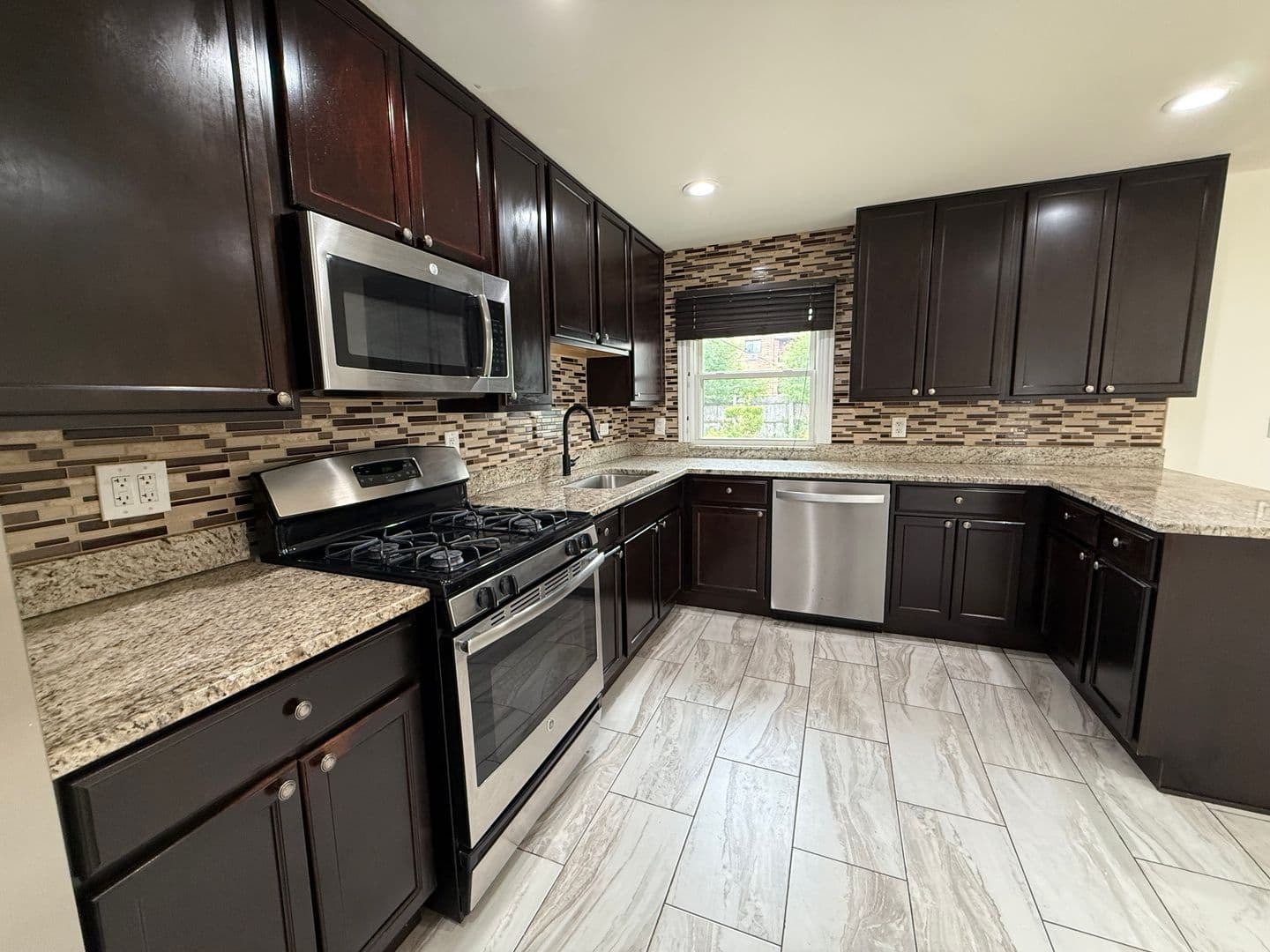 Glenview House: 542 Cherry Ln,