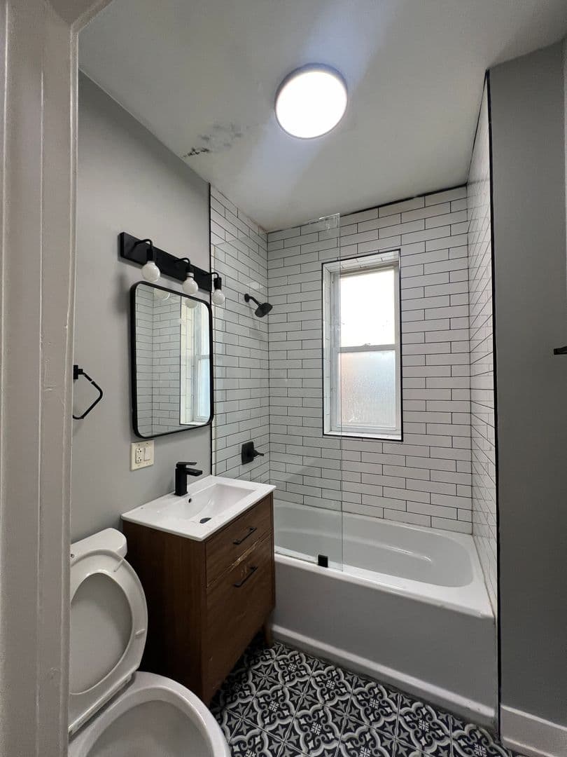 Chicago Apartment: 6804 S Champlain Ave