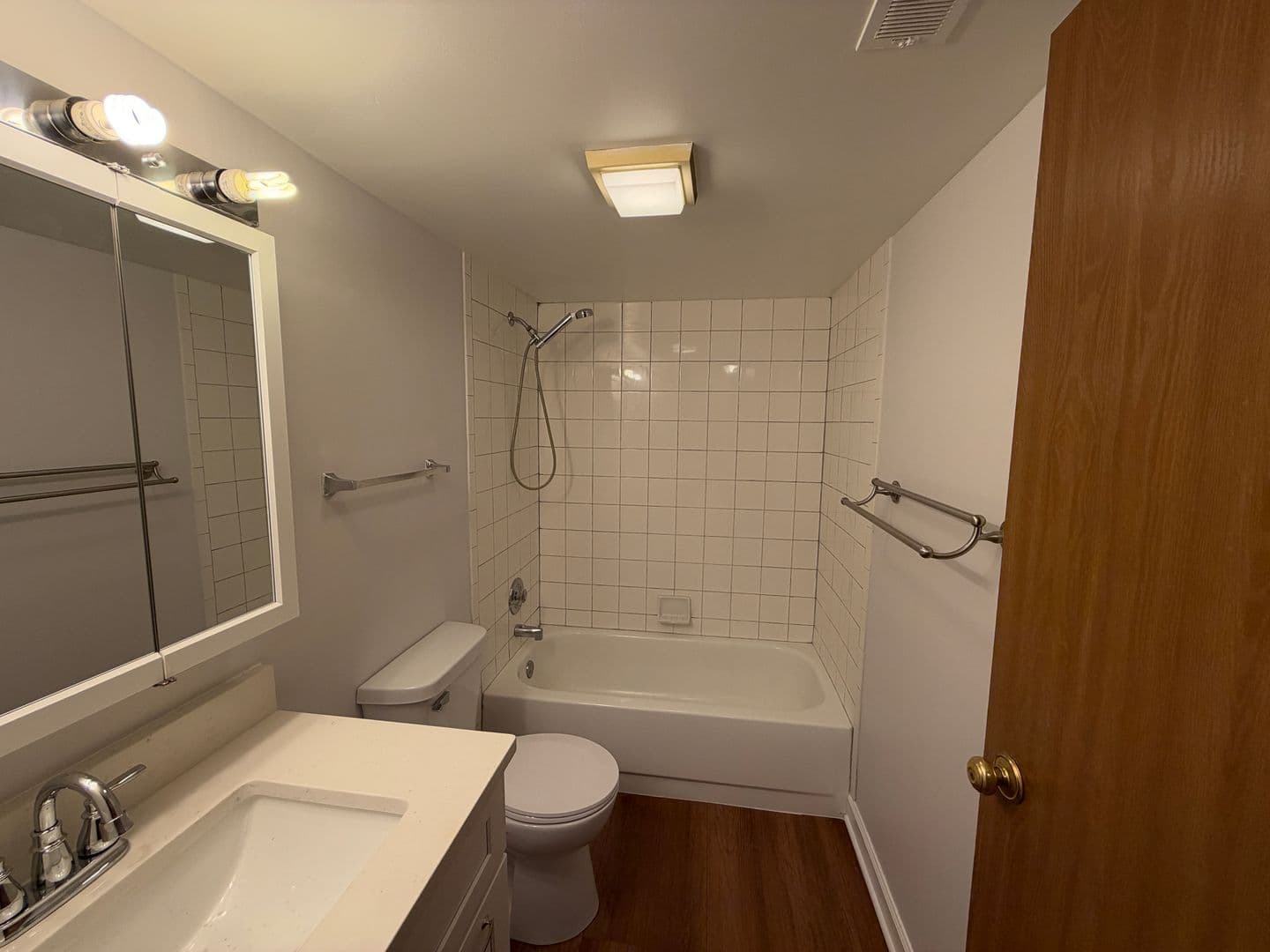 Des Plaines Apartment: 493 Leslie Ct Apt 102