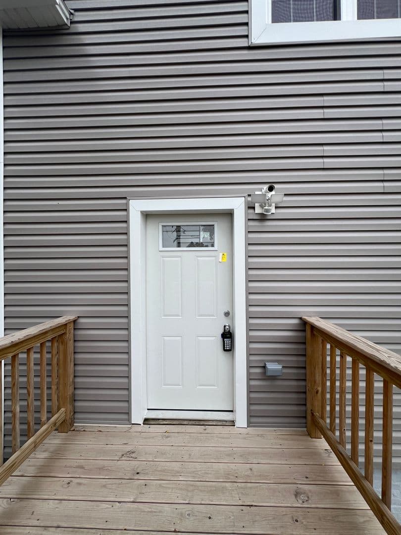 Lansing House: 3427 Lake St