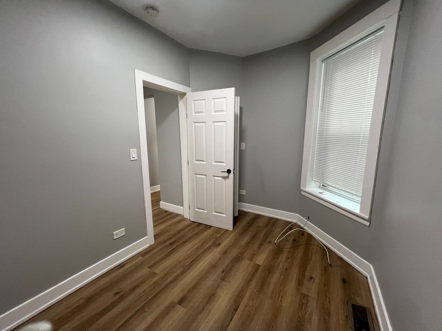 Chicago Apartment: 6804 S Champlain Ave
