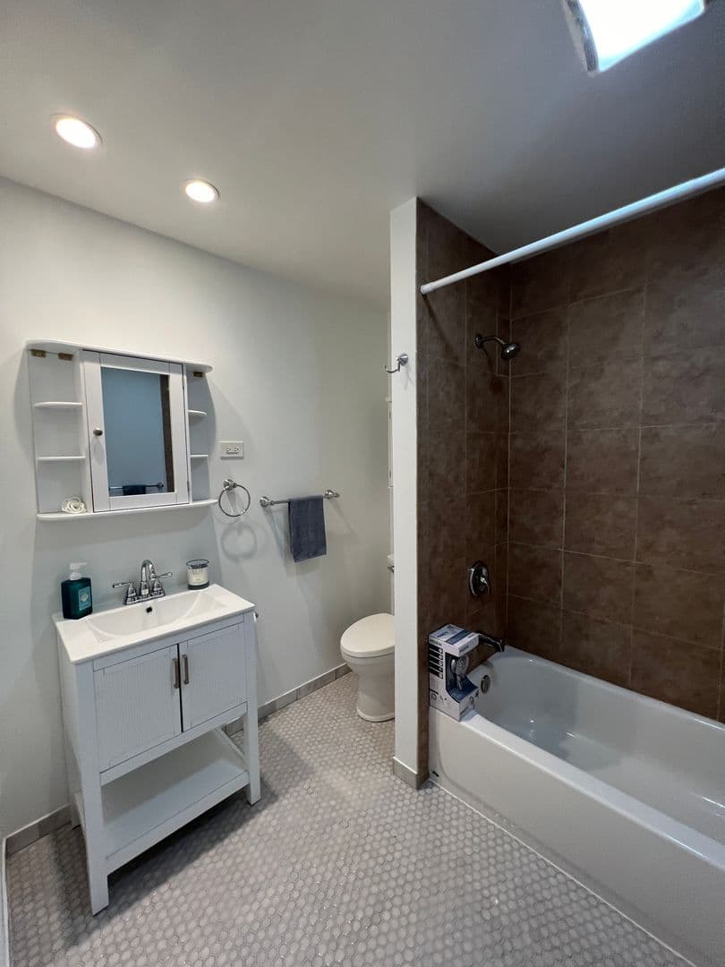 Glenview House: 403 E Lake Ave